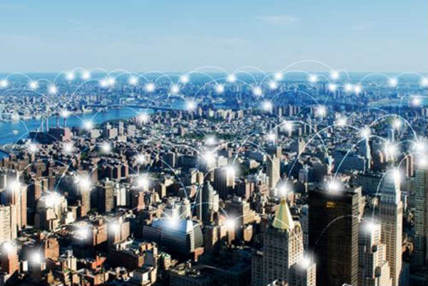 Rete wireless sopra una città visualizzata attraverso archi di luce bianchi.